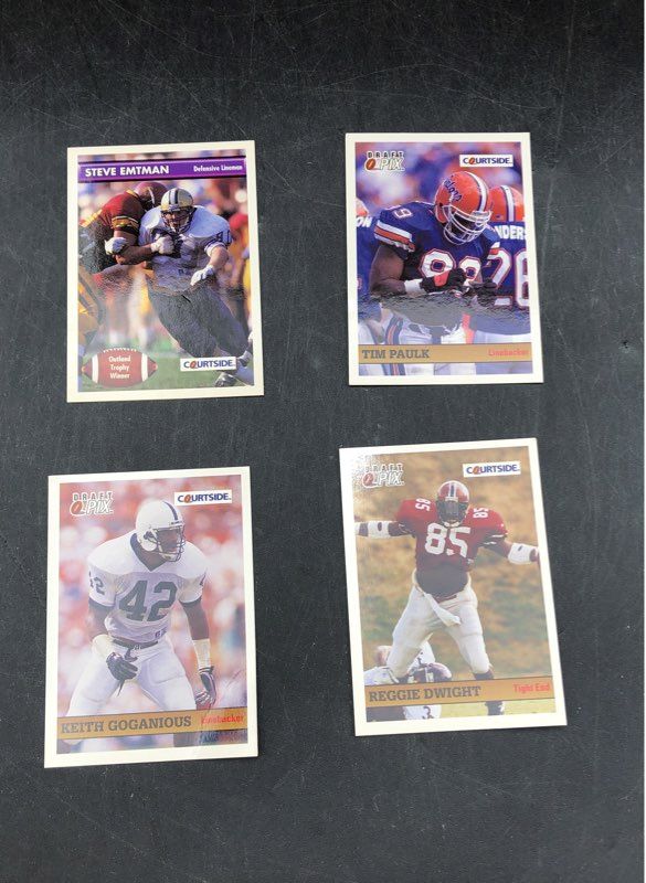 12:0.8 lbs. Lot Of Football NFL Cards. Medium Box, Unsorted