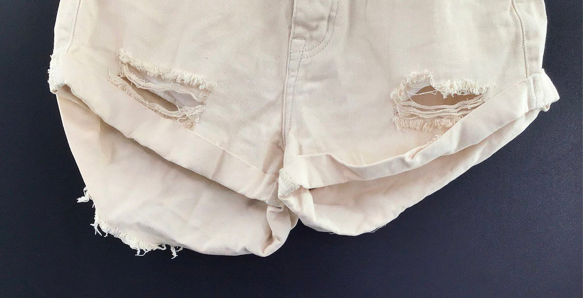 Amuse Society Women's Cream Iconic Roadie Distressed Cuffed Denim Shorts Sz 25