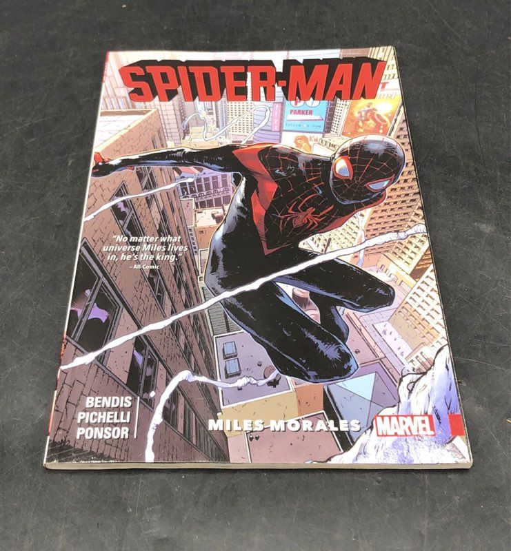 Marvel DC Superhero Graphic Novel Comic Lot Batman Spider-Man Superman 5 Comics