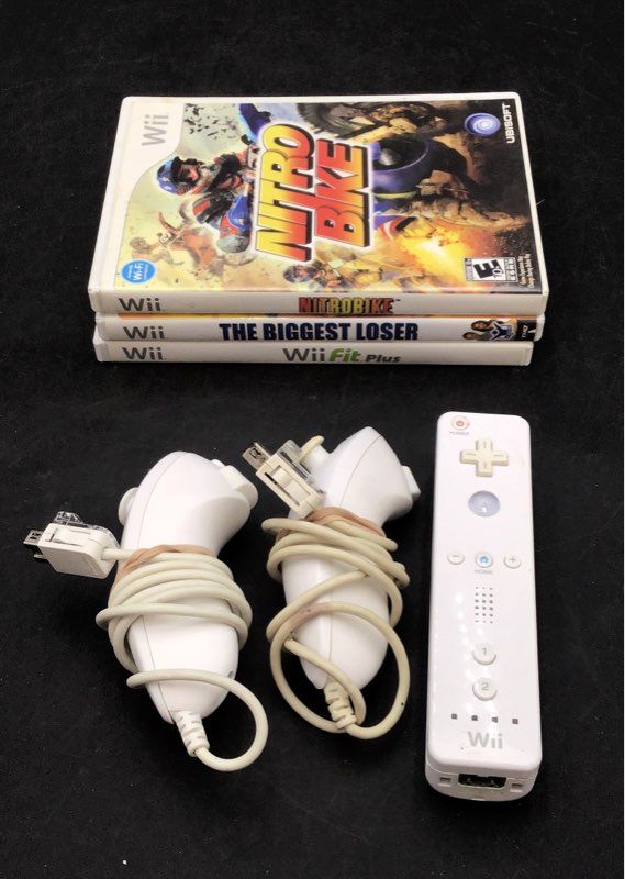 Nintendo Wii Remote 2 Nunchuk Controller & 3 Game Lot Wii Fit Plus Nitro Bike