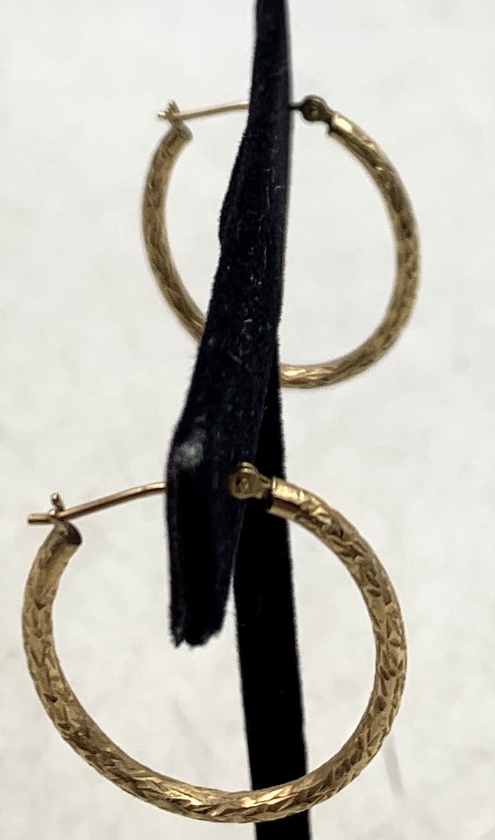 Terrific 10K Yellow Gold Hoop Earrings 0.86g