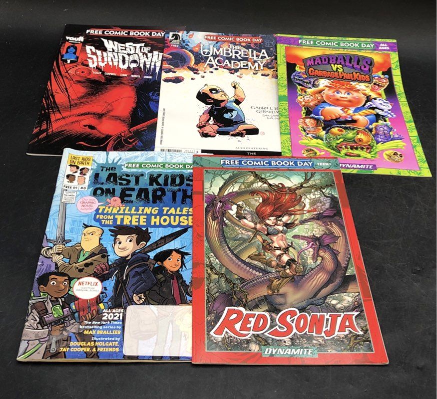Comic Book Lot Marvel DC Modern Age Superhero Approx 25 Issues FCBD & Specials