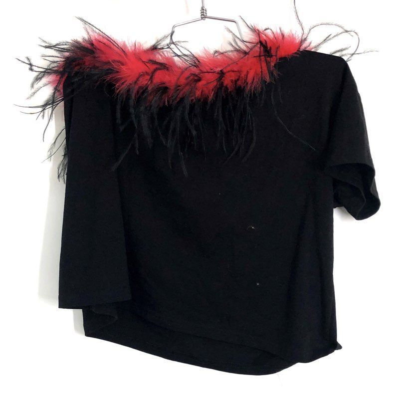Queen of Hearts Women's Black Red Feather Trim Asymmetric Cropped Shirt XS NWT