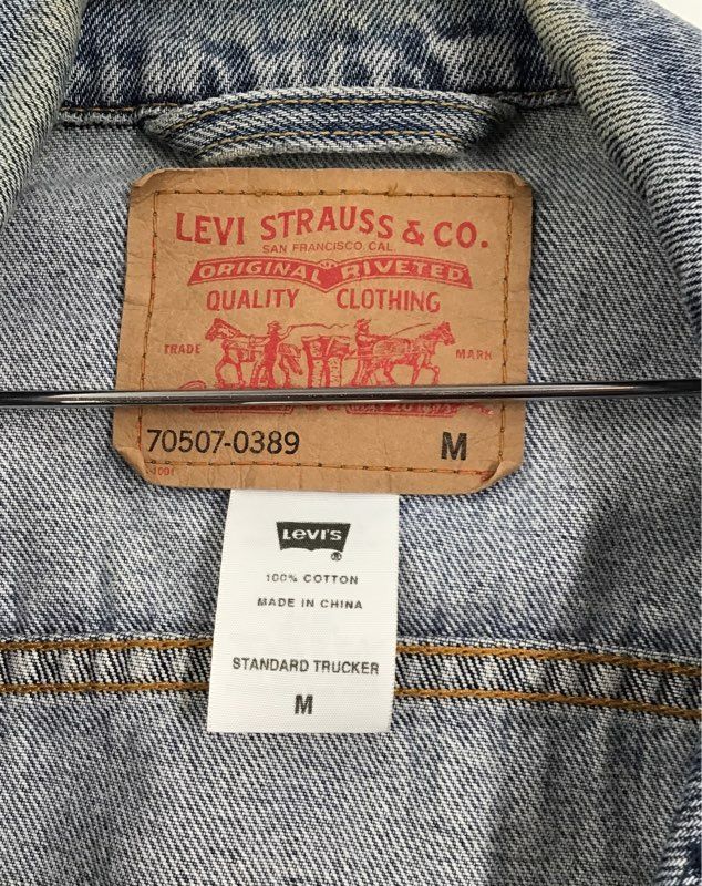 Levi&#39;s Men&#39;s Blue Denim Standard Trucker Jacket - Size M