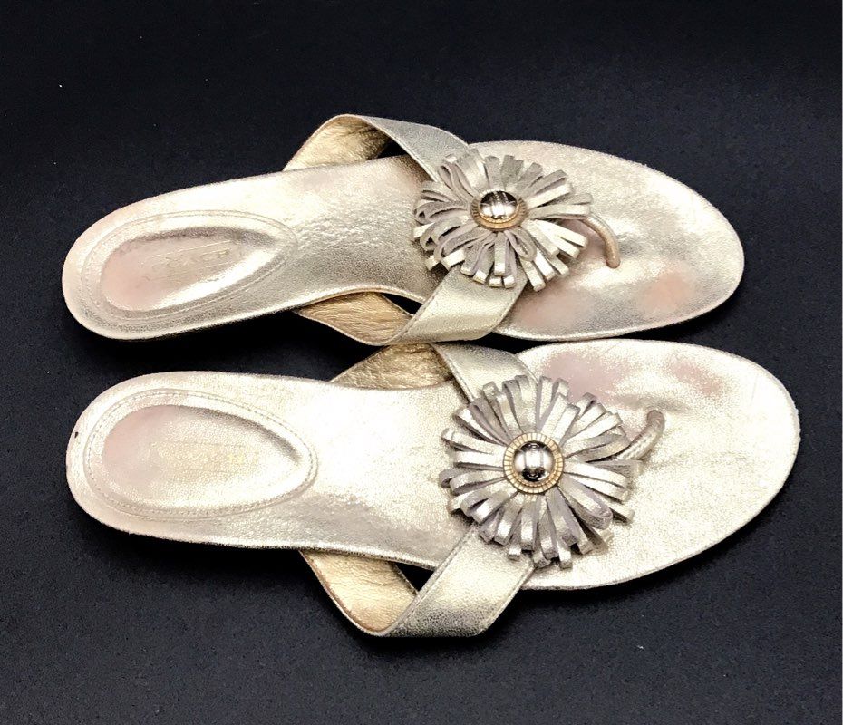 Coach Women&#39;s Gold Flip-Flop Sandals Size 10B