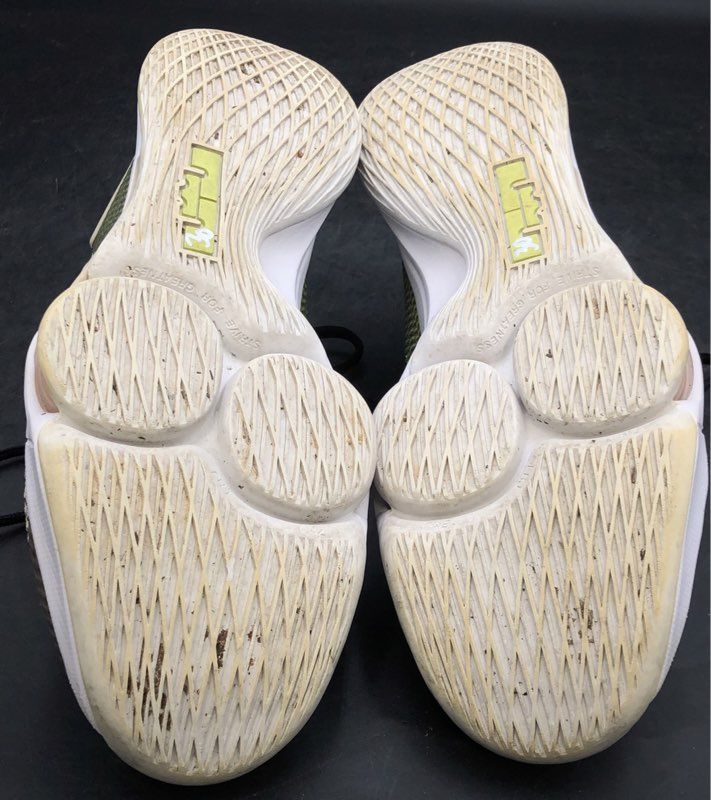 Nike Men's Lebron Witness 4 Gray Athletic Shoes - Size 8