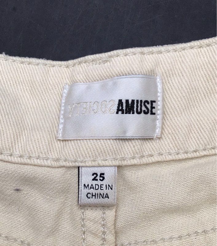 Amuse Society Women's Cream Iconic Roadie Distressed Cuffed Denim Shorts Sz 25