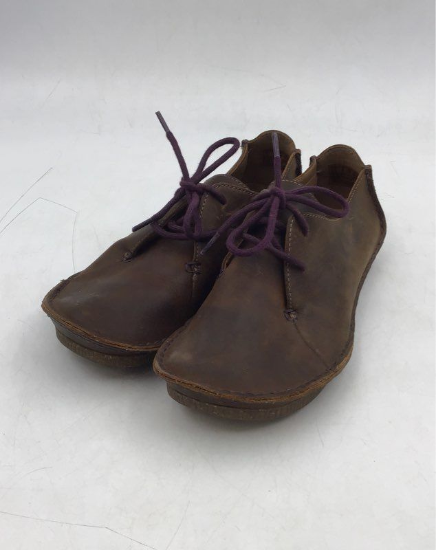 Clarks Women&#39;s Brown Round-Toe Lace-Up Casual Shoes - Size 8