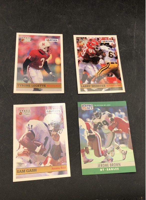 12:0.8 lbs. Lot Of Football NFL Cards. Medium Box, Unsorted