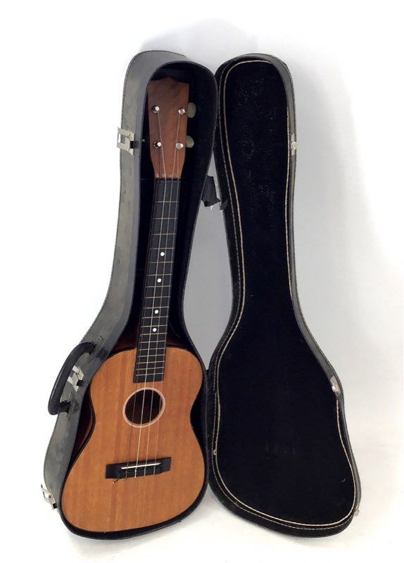 Vintage Dixon RU-811 Ukulele with Hard Case & Beginner's Method Book