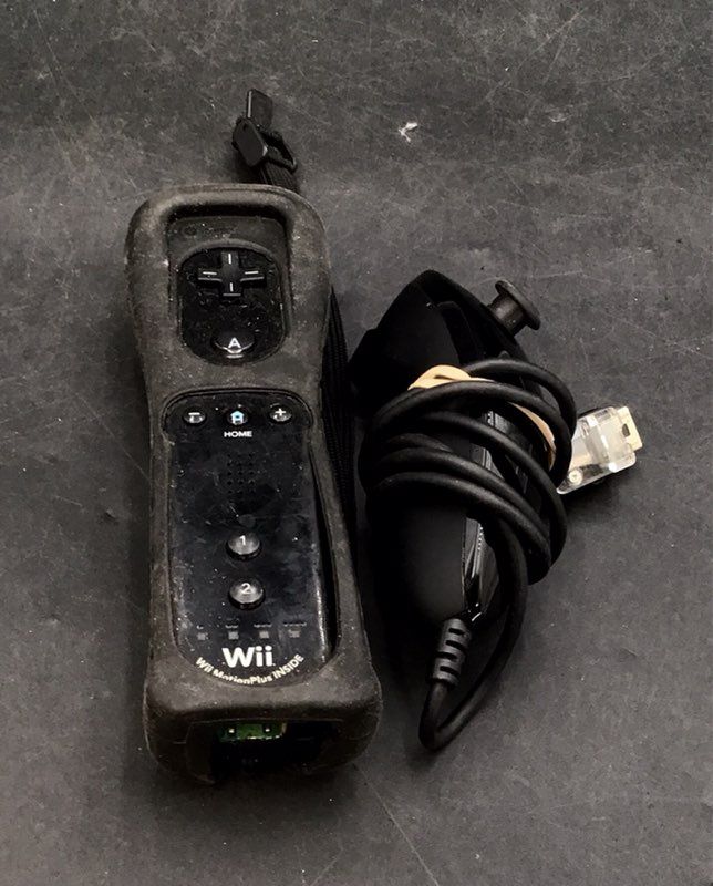 Nintendo Wii Controller Lot 3 Remotes (1 MotionPlus) 1 Nunchuk Red & Black