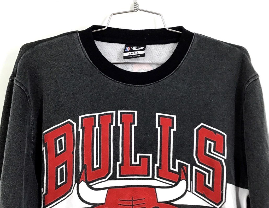 NBA Men&#39;s Black Red Chicago Bulls Basketball Pullover Sweatshirt - Size S