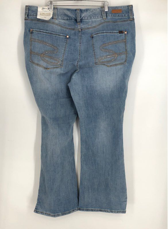 NWT Seven7 Women&#39;s Blue Denim Tummyless Flared Jeans - Size 24