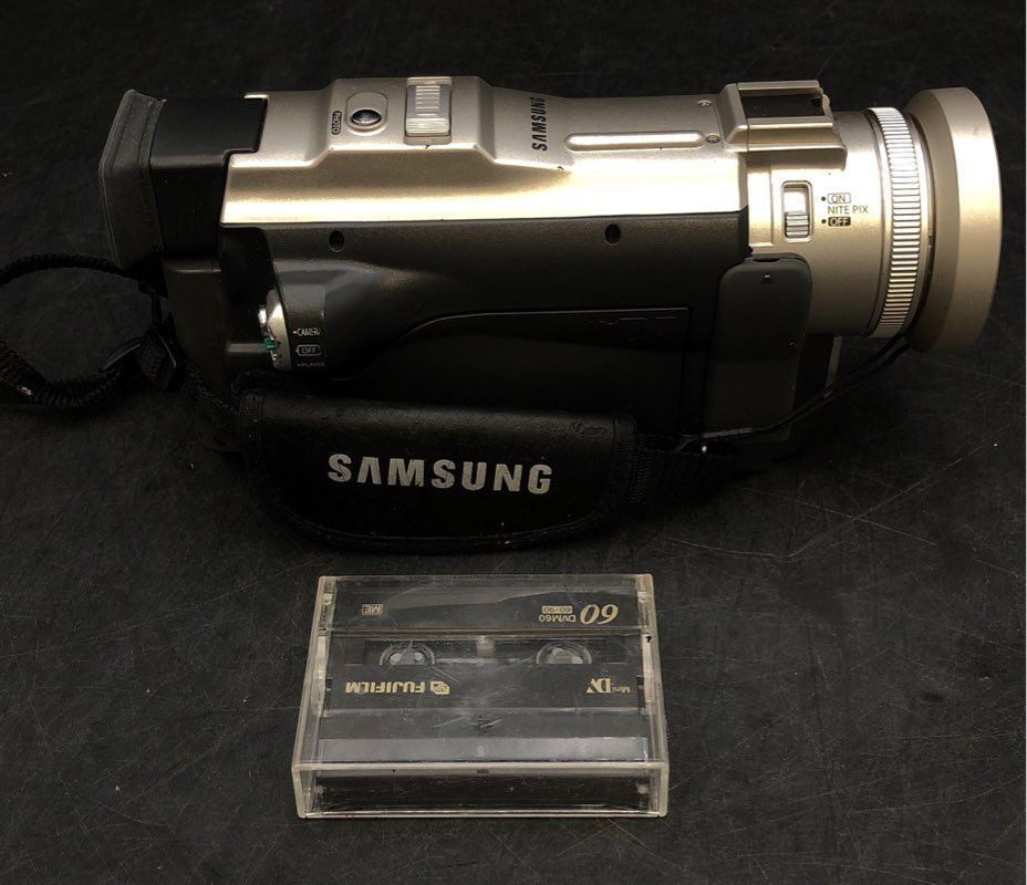 Samsung SCD86 400X Digital Zoom 2.5 Inch LCD Camcorder With Accessories