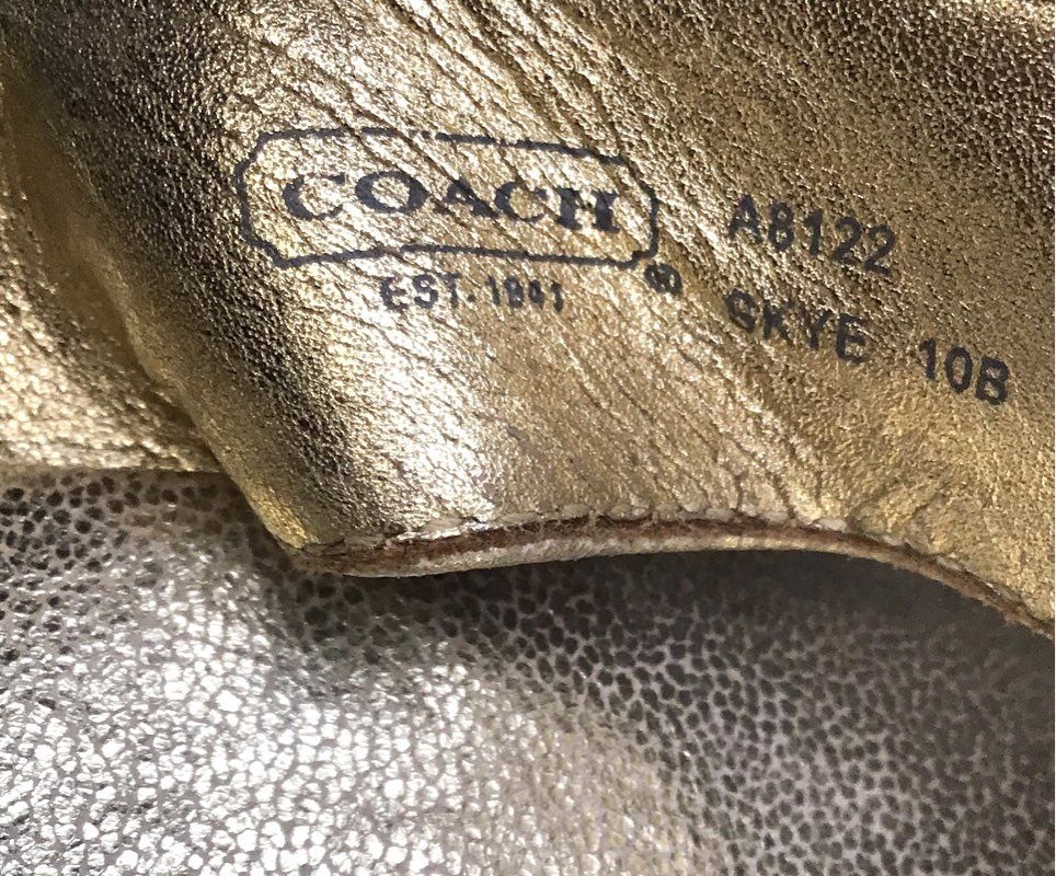 Coach Women&#39;s Gold Flip-Flop Sandals Size 10B