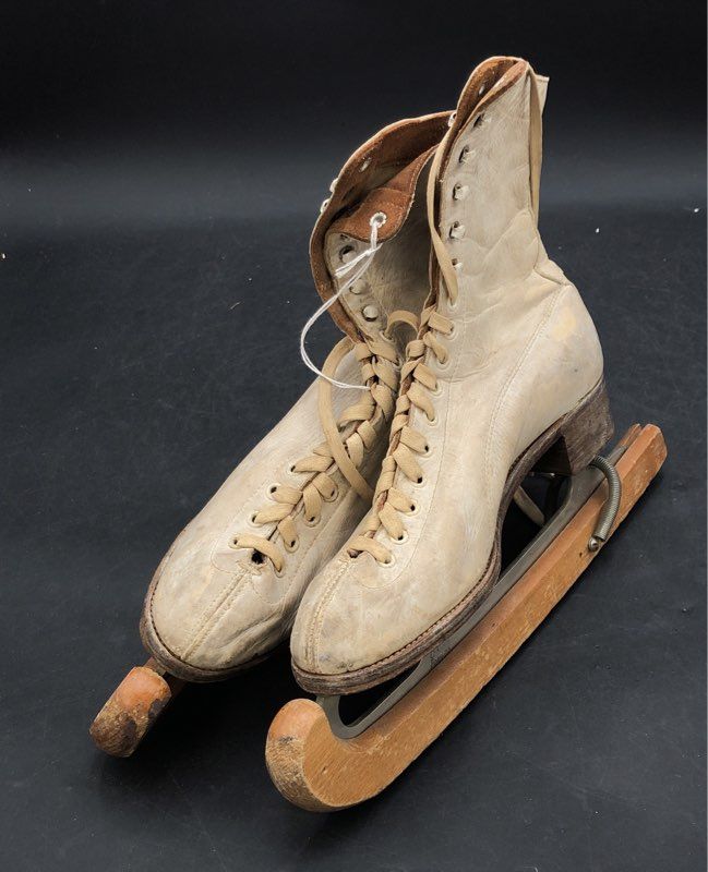 Vintage CCM White Leather Figure Ice Skates Wood Guards Steel Arch Support Sz 6