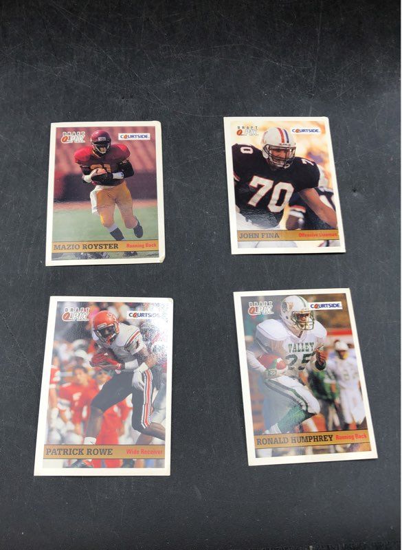 12:0.8 lbs. Lot Of Football NFL Cards. Medium Box, Unsorted