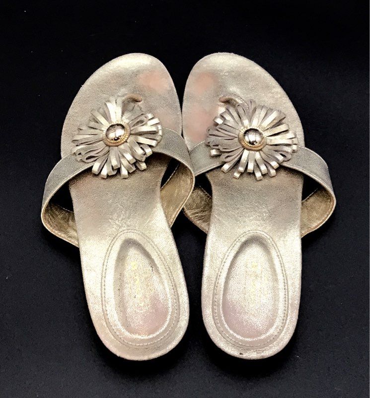 Coach Women&#39;s Gold Flip-Flop Sandals Size 10B