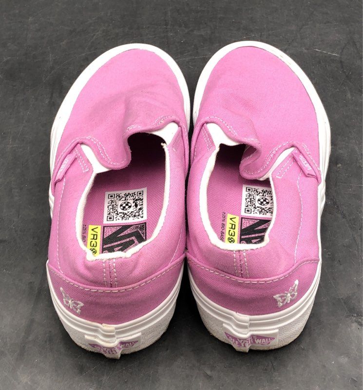 Vans Classic Slip-On VR3 Pink Canvas Butterfly Embroidered Size Women 6 Men 4.5