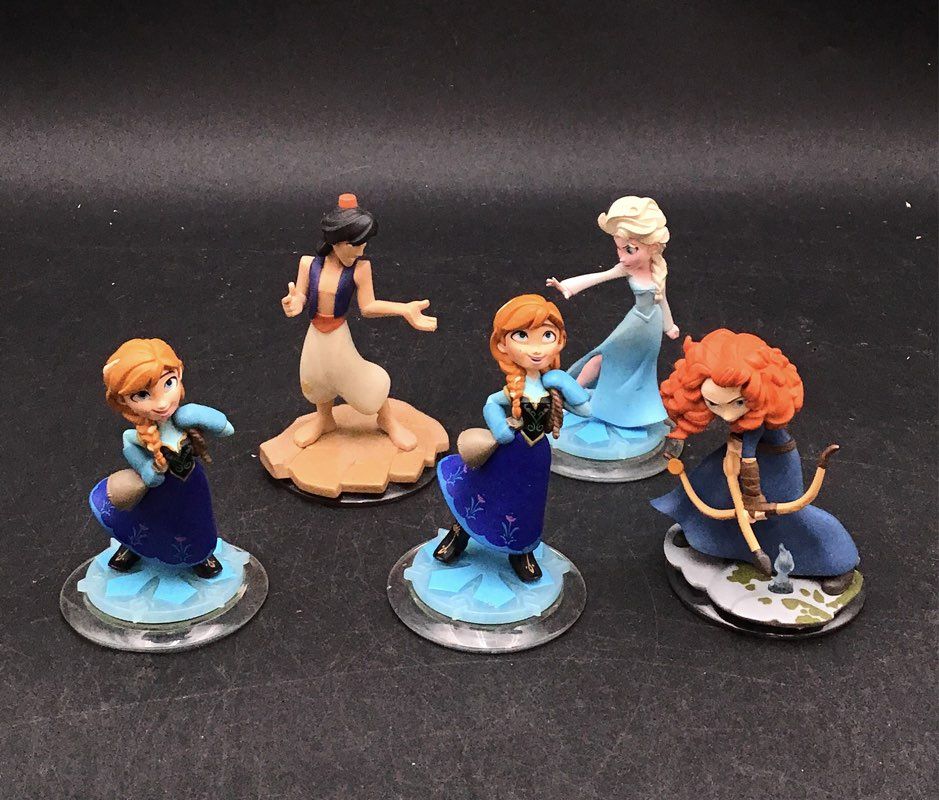 Disney Infinity USB Portal Base Pad And Action Figures Lot