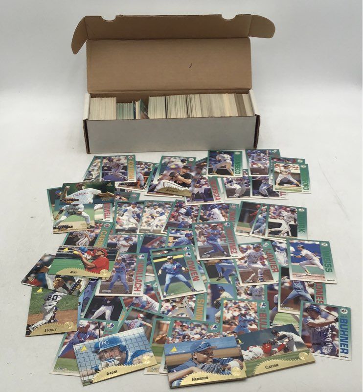 17.7 lbs. Lot of Baseball MLB Cards. Medium Box, Unsorted