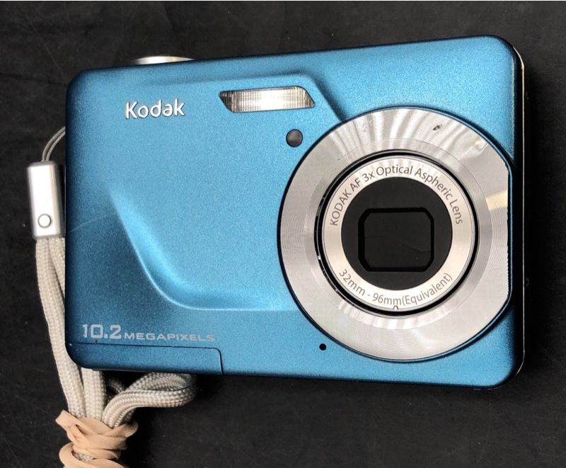 Kodak EasyShare C180 Point & Shoot Camera With Case