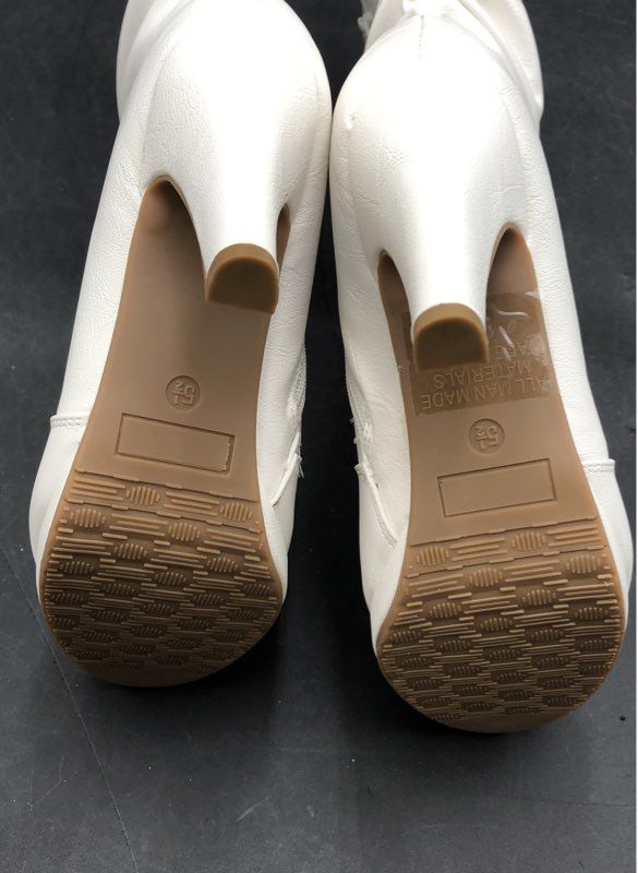 NIB Trendsup Collection Women's White Fashion Boots - Size 5.5