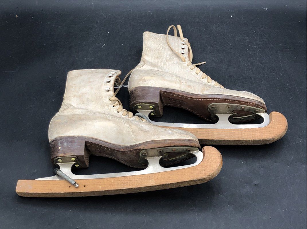 Vintage CCM White Leather Figure Ice Skates Wood Guards Steel Arch Support Sz 6
