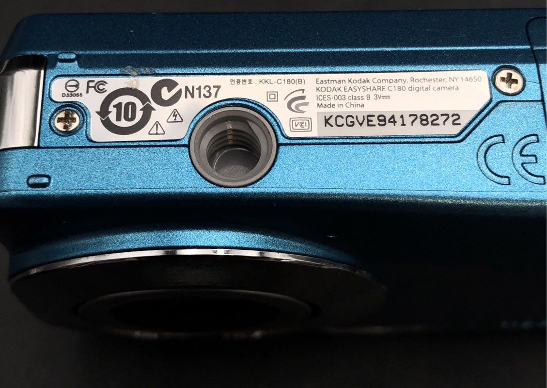 Kodak EasyShare C180 Point & Shoot Camera With Case