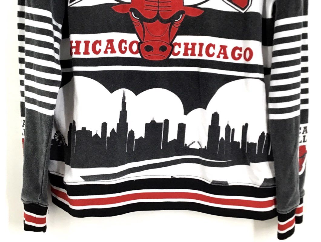 NBA Men&#39;s Black Red Chicago Bulls Basketball Pullover Sweatshirt - Size S