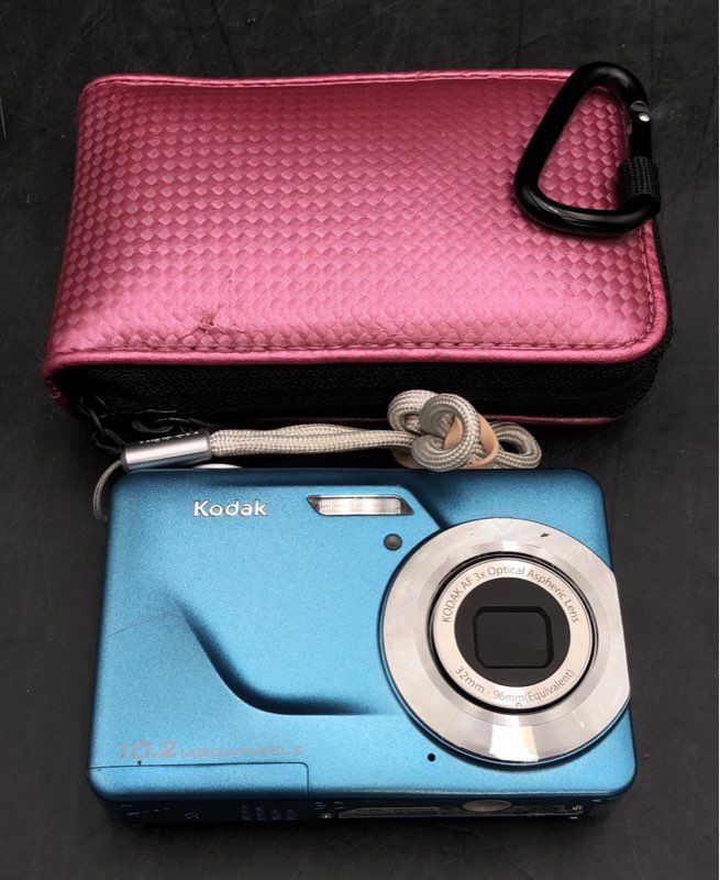 Kodak EasyShare C180 Point & Shoot Camera With Case