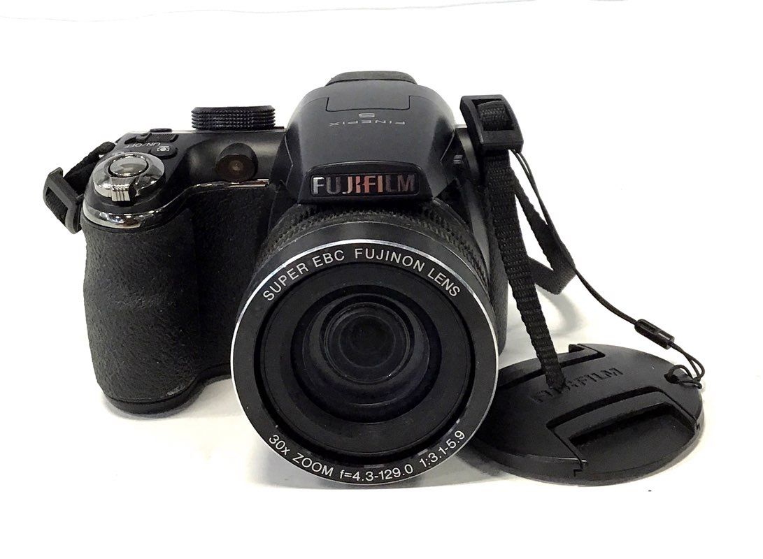 Fujifilm FinePix S4500 14MP Digital Camera 30x Super Wide Zoom Lens