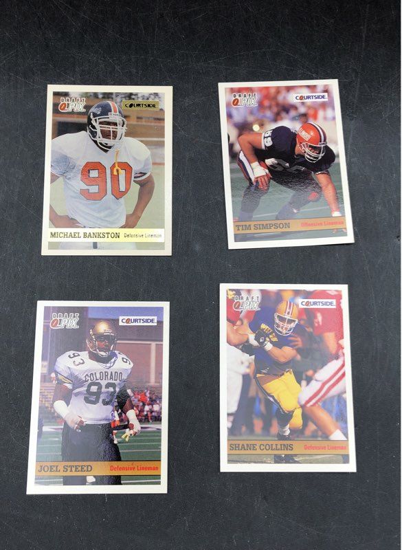 12:0.8 lbs. Lot Of Football NFL Cards. Medium Box, Unsorted