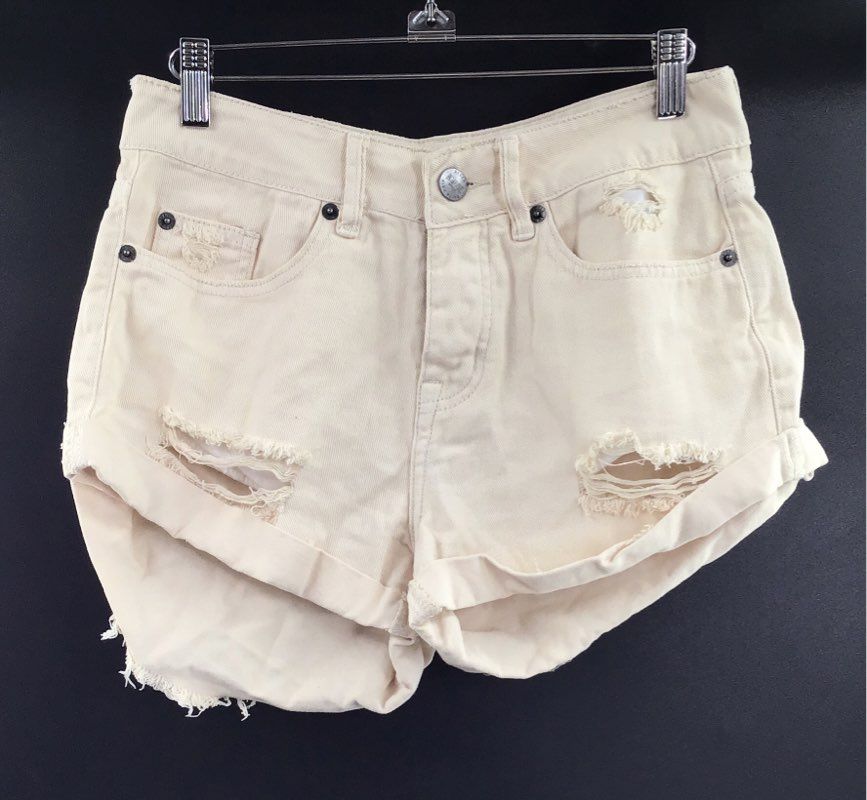 Amuse Society Women's Cream Iconic Roadie Distressed Cuffed Denim Shorts Sz 25