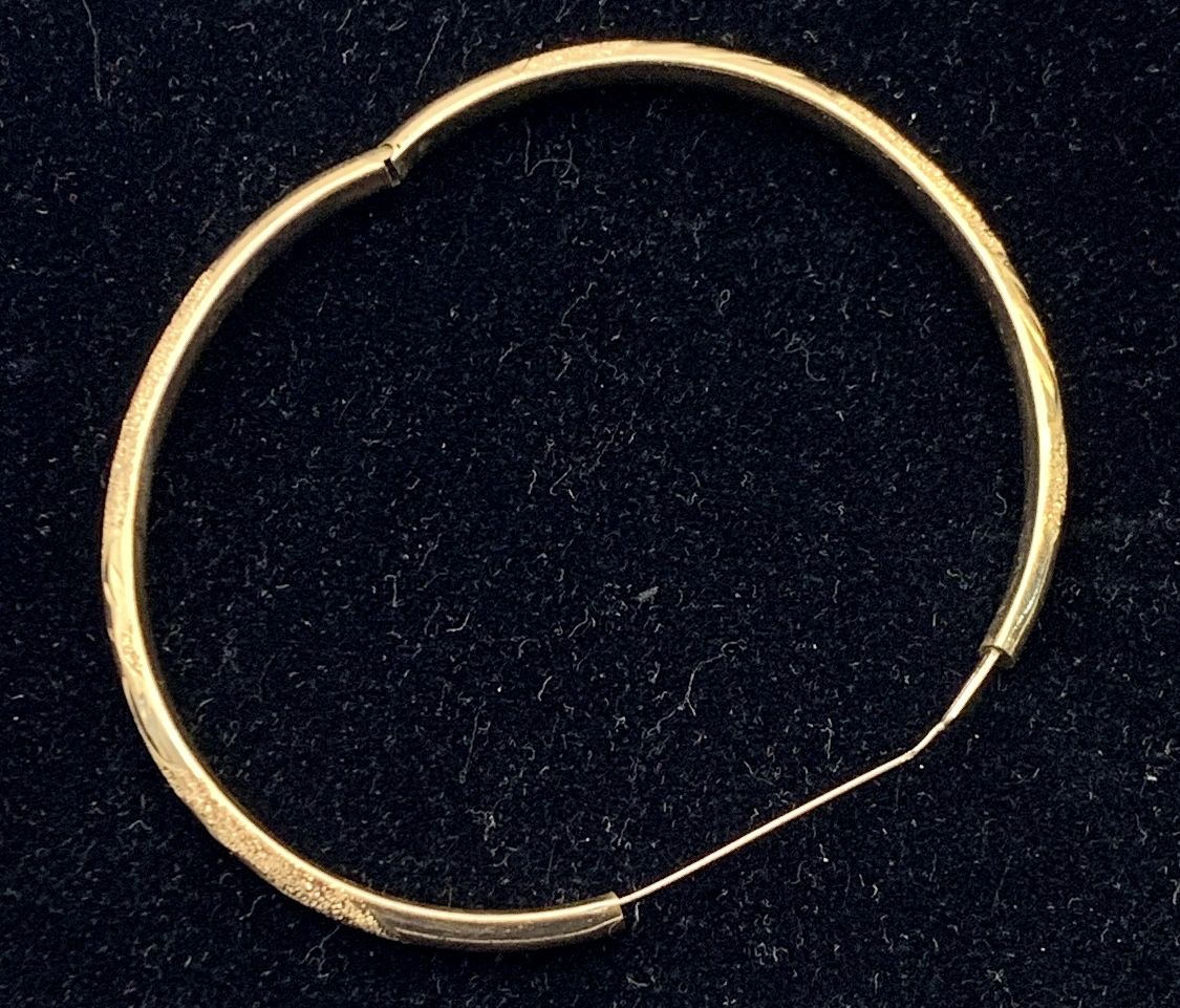 Fantastic 10K Gold Bangle Bracelet 8.8g