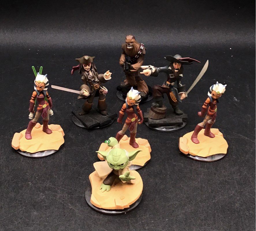 Disney Infinity USB Portal Base Pad And Action Figures Lot