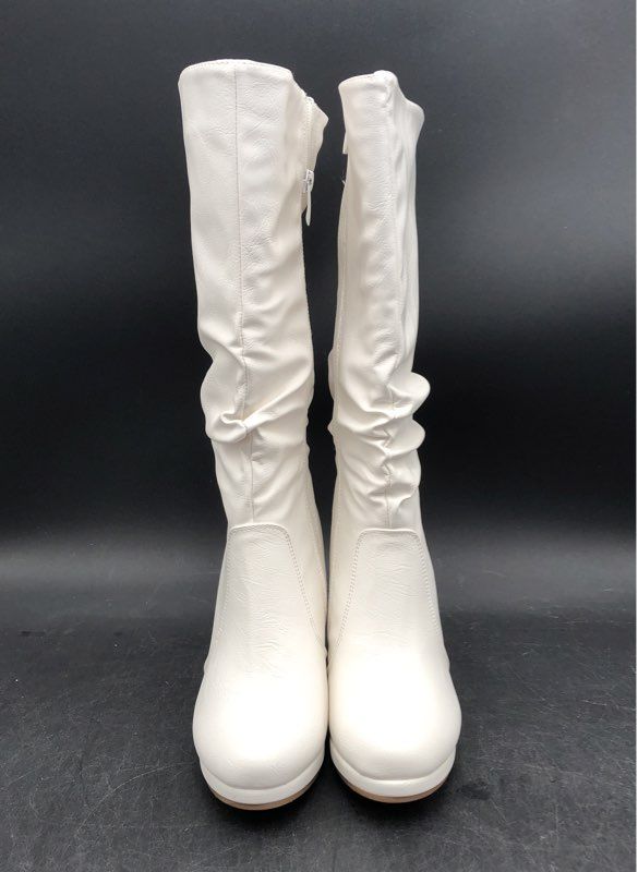 NIB Trendsup Collection Women's White Fashion Boots - Size 5.5