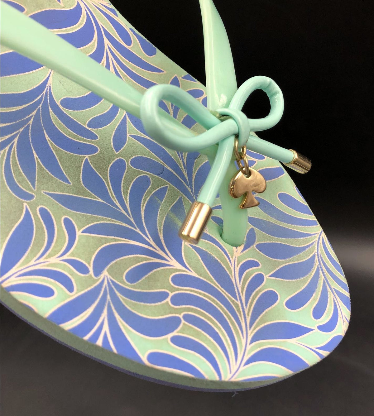 Kate Spade Women&#39;s Blue/Teal Floral Print Flip Flop Sandals - Size 10 (+COA)