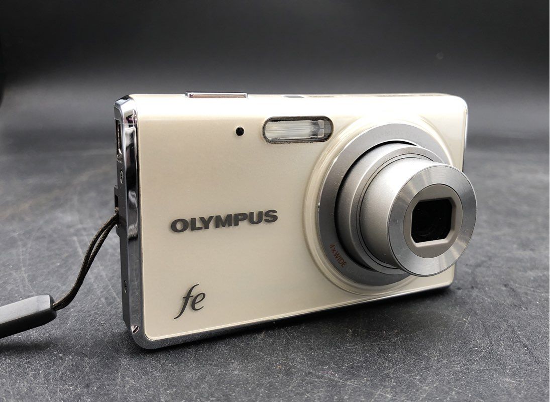 Olympus FE-4020 4X Wide Angle Zoom 14 MP Digital Camera