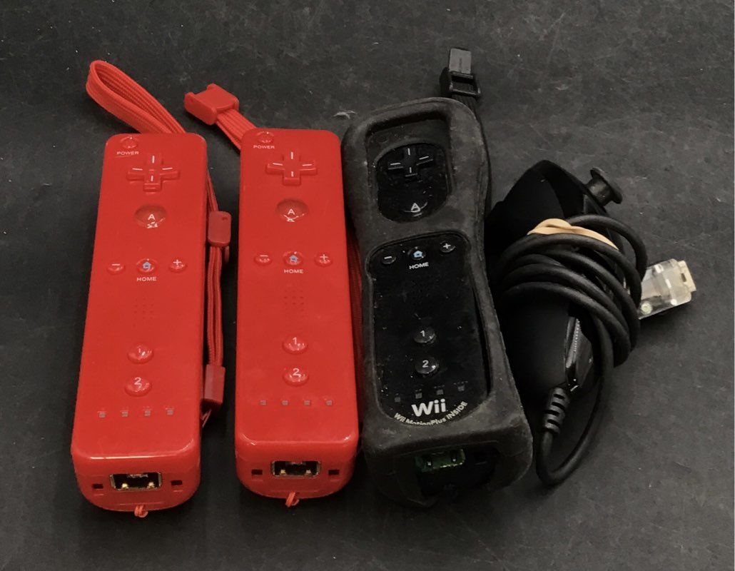 Nintendo Wii Controller Lot 3 Remotes (1 MotionPlus) 1 Nunchuk Red & Black