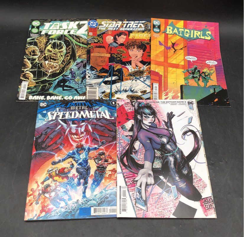 DC Comic Book Lot Modern Age Superhero Mixed Titles Approximately 25 Comics