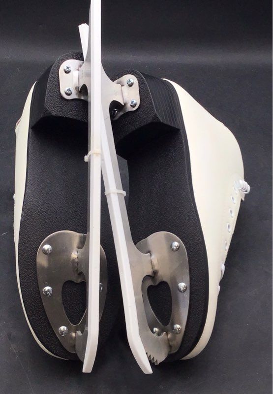 American Athletic Women's Size 9 Figure Ice Skates Style 522 Tricot Lined NIB