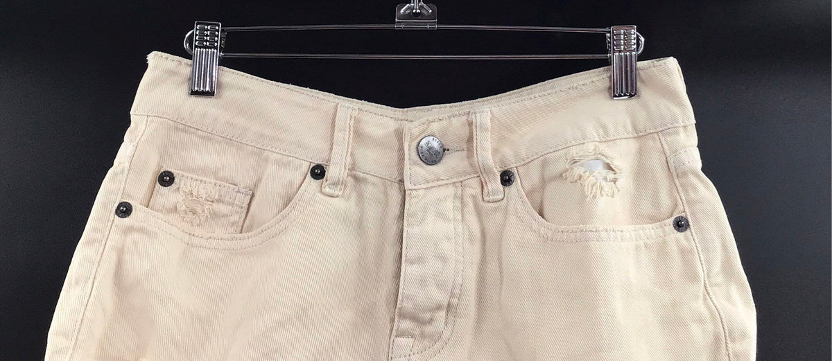 Amuse Society Women's Cream Iconic Roadie Distressed Cuffed Denim Shorts Sz 25