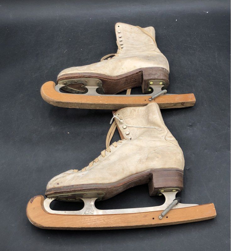 Vintage CCM White Leather Figure Ice Skates Wood Guards Steel Arch Support Sz 6
