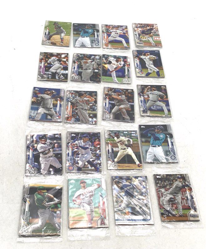 4.3 lbs. Lot of Baseball MLB Cards. Medium Box, Unsorted