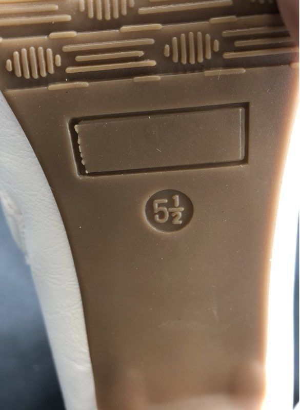 NIB Trendsup Collection Women's White Fashion Boots - Size 5.5