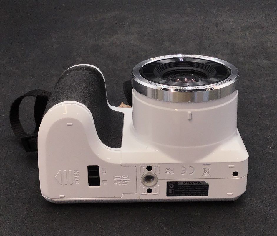 Kodak PIXPRO AZ251 16MP 25x Zoom Digital Bridge Camera White