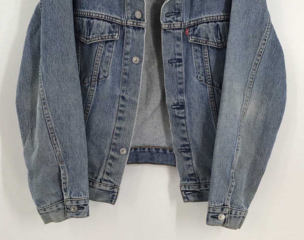 Levi&#39;s Men&#39;s Blue Denim Standard Trucker Jacket - Size M