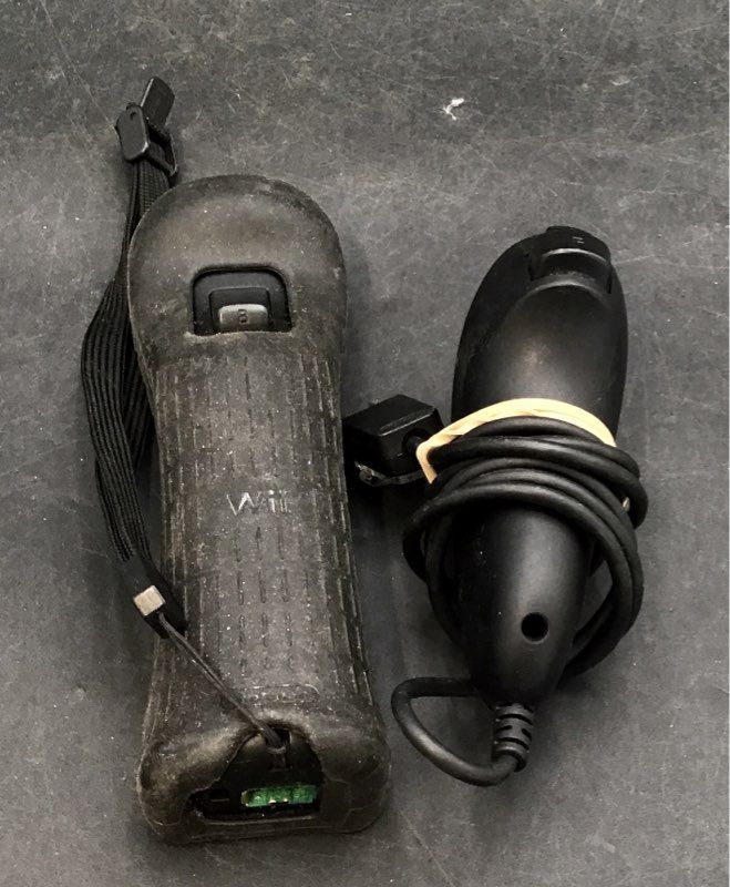 Nintendo Wii Controller Lot 3 Remotes (1 MotionPlus) 1 Nunchuk Red & Black