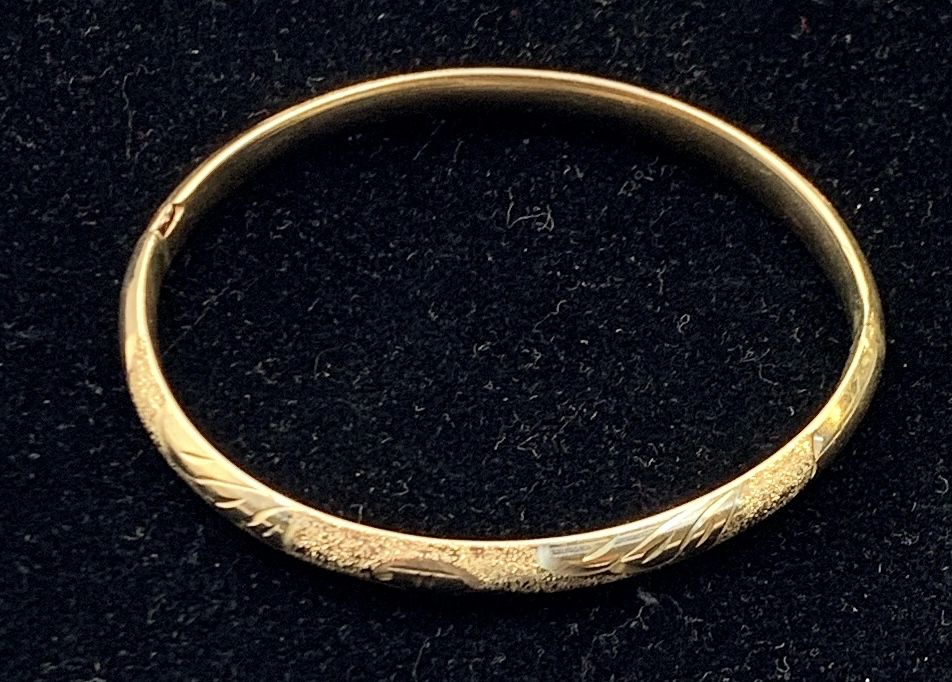 Fantastic 10K Gold Bangle Bracelet 8.8g